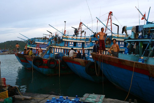 Trao phao cứu sinh và thiết bị y tế cho ngư dân huyện đảo Cô Tô ảnh 5